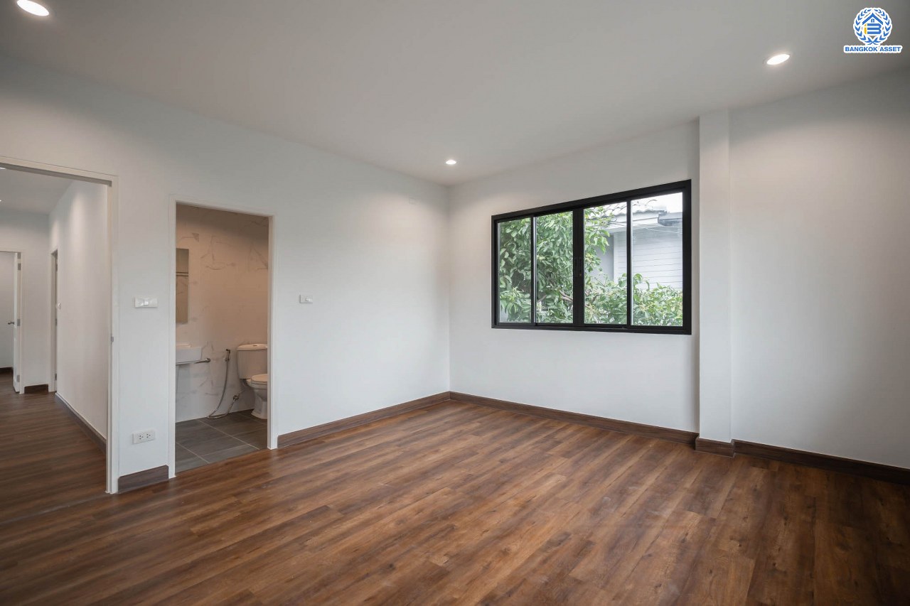 บ้านมือสองตกแต่งใหม่ แบรนด์ LH โครงการ ชัยพฤกษ์ บางบัวทอง หลังใหญ่ วิวสวนสาธารณะ เนื้อที่ 55.5 ตร.ว. ฟังก์ชัน 3 ห้องนอน 3 ห้องน้ำ 1 ห้องแม่บ้าน จอดรถได้ 1 คัน พร้อม Facilities ครบครัน บนทำเลเดินทางสะดวก ติดถนนบางกรวย-ไทรน้อย ใกล้เซ็นทรัลเวสต์เกต และรถไฟฟ้าสายสีม่วง "สถานีบางพลู"